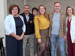 Yara Kastelijn (tweede van rechts) met familieleden (foto: Leon Voskamp).