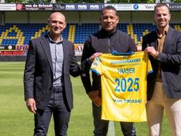 Mo Allach (links), Henk Fraser en Frank van Mosselveld, in 2023 (foto: RKC Waalwijk).