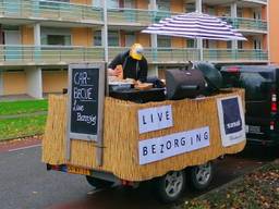 De carbecue rijdt rond door Cuijk.