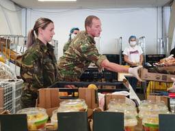 Militairen helpen mee bij de Tilburgse Voedselbank.