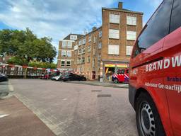 Een gebied rondom het appartementencomplex is afgezet (foto: Collin Beijk).