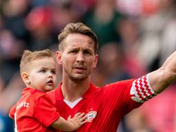 Luuk de Jong met zijn zoontje (foto: Joris Verwijst/Orange Pictures).