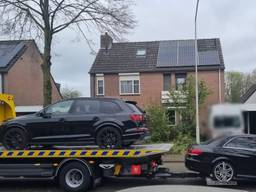 Bij de invallen werden onder meer deze twee auto's in beslag genomen (foto: wijkagent Deurne).