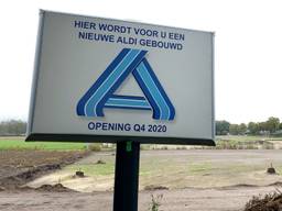 De nieuwe Aldi in Reek had eigenlijk al open moeten zijn (foto: Jan Peels)