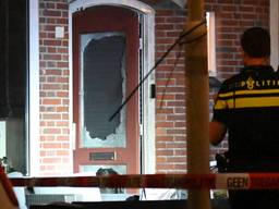 Explosie bij woonhuis, voordeur vernield na harde klap