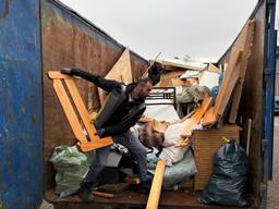 Ayhan helpt mee op containerdag in de Roofvogelbuurt (foto: Agnes van der Straaten).