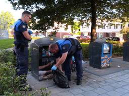 Bart en Hessel komen de smerigste dingen tegen op hun zoektocht naar de daders van zwerfafval. (foto: Tom van den Oetelaar)