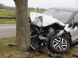 De auto raakte bij de botsing in Oeffelt zwaar beschadigd (foto: SK-Media).