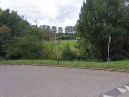 De man vluchtte via de voetbalvelden (foto: Google Maps).