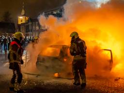 De brandweer had het druk met het blussen van de in brand gestoken autowrakken in Veen (foto: Jurgen Versteeg/SQ Vision).