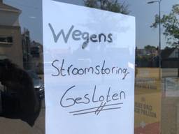 In Wouw zijn meerdere winkels dicht door de stroomstoring (foto: Omroep Brabant).
