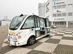 De zelfrijdende bus op de Automotive Campus in Helmond (foto: Bart van Overbeeke Fotografie).