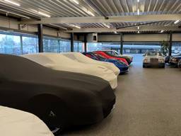 Het autohotel in Veghel staat vol luxe auto's (foto: Jos Verkuijlen).