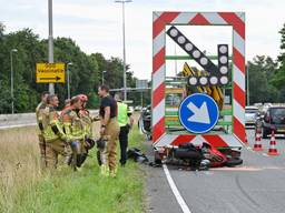 Motorrijder zwaargewond na raken pijlwagen in Tilburg
