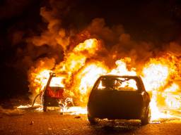 Op de beruchte kruising in Veen gingen zeker zes autowrakken donderdagavond en -nacht in vlammen op(foto: SQ Vision).