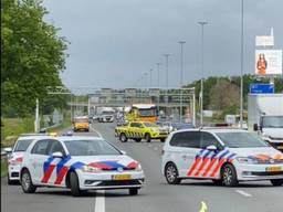 Voorbijgangers misdroegen zich na een ongeval (foto: verkeerspolitie Zeeland-West-Brabant/Twitter).