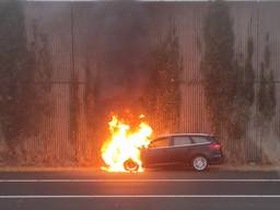 Auto in brand op A2 bij Best-West