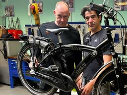 Fietsenmaker Twan (links) aan het werk met Appie (foto: Floor Foole).