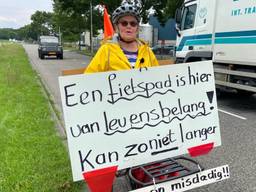 Gemma Engelen uit Zegge strijdt  voor een fietspad aan de Leemstraat. 