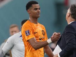 Cody Gakpo samen met bondscoach Louis van Gaal (foto: ANP).