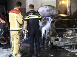 Brand verwoest auto en slaat over naar huis in Breugel