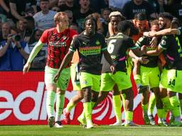 PSV viert feest na de late 2-3 tegen Feyenoord. (Foto: Hans van der Valk/Orange Pictures)