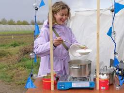 Franke Elshout deelt soep uit in de regen.