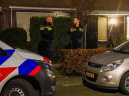 Agenten doen onderzoek na de overval in de Antwerpenlaan in Eindhoven (foto: Dave Hendriks/SQ Vision).