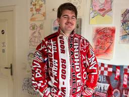 Ties maakte een jas van PSV-sjaals