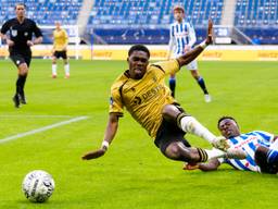 Derrick Köhn gaat naar de grond na een overtreding van Anthony Musaba (foto: Orange Pictures).