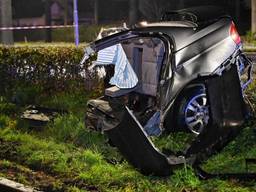 De achterkant van de auto kwam terecht op de parallelweg aan de andere kant van de N65 (foto: Toby de Kort/SQ Vision).