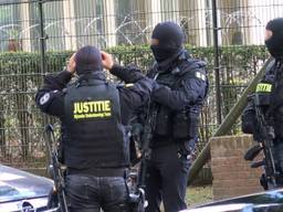 Zwaar bewapende agenten bij Den Hey-Acker. (Foto: Jeroen Stuve / SQ Vision Mediaprodukties)