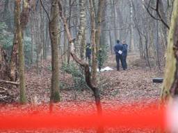 Een deel van het bos in Helvoirt werd na de vondst van het lichaam afgezet (foto: Bart Meesters).