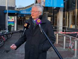 Burgemeester Theo Weterings voor de getroffen Albert Heijn (Foto: Agnes van der Straaten)