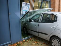 Auto rijdt per ongeluk ABN Amro binnen