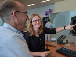 Nienke geeft een toelichting over het AI-model (foto: Catharinaziekenhuis).