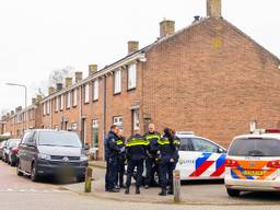 De politie is begonnen met een onderzoek nadat dinsdagmorgen in een huis in Oss de bewoonster van deze woning dood was gevonden.