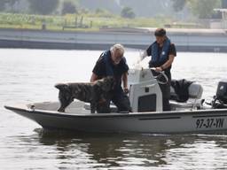 Er wordt met speurhonden en een bootje naar de vermiste man in de Maas bij Oeffelt gezocht (foto: Marco van den Broek/SQ Vision).