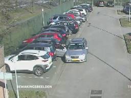 De mannen sloegen toe op de parkeerplaats van het personeel (foto: politie).