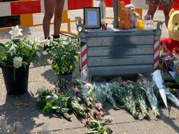 Bloemen en een knuffel voor de omgekomen moeder. 