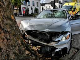 Een auto is donderdagochtend gecrasht op de Spoorlaan in het centrum van Tilburg