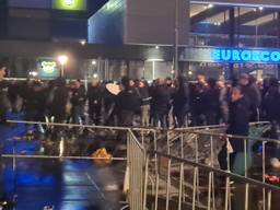 Ongeregeldheden op het supportersplein in Tilburg (foto: Noël van Hooft).