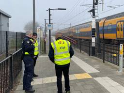 Bewaking op NS station Maarheeze (foto: Omroep Brabant).