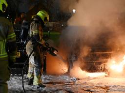 Auto vliegt in brand, ook twee andere auto's verwoest