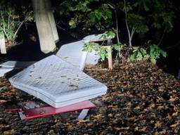 Spullen van kinderkamer gedumpt op militair oefenterrein (foto: politie Dongen-Gilze en Rijen).