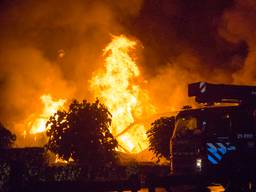 Felle brand verwoest loods van interieurbedrijf in Veghel 