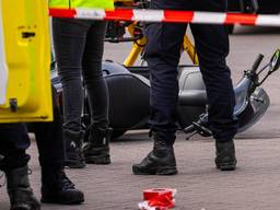 De scooter van Mo (23) lag na de schietpartij op straat (foto: Gabor Heeres/SQ Vision).