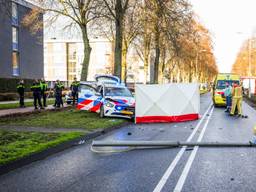 De politiewagen botste tegen de motorrijder én een lantaarnpaal (foto: SQ Vision).