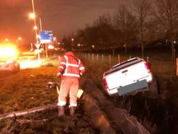 De automobilist crashte op de N289 bij Hoogerheide (foto: Twitter Weginspecteur Sven).