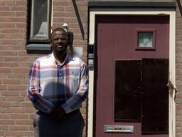 Abdulhali Hussen voor de beschadigde voordeur van zijn ouder (foto: Femke Brouwers/Dtv Nieuws).